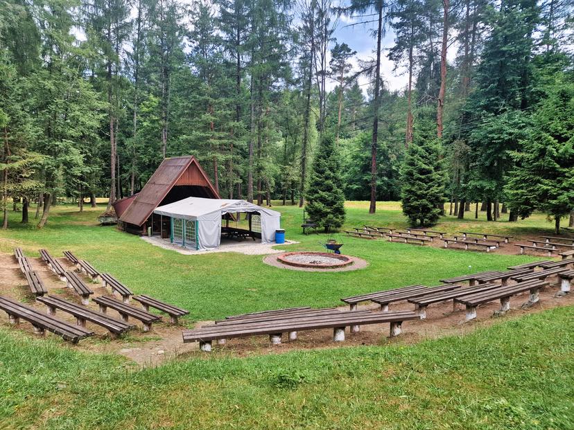 Amfiteatr z drewnianymi ławkami i miejscem na ognisko w centrum Jordanovy