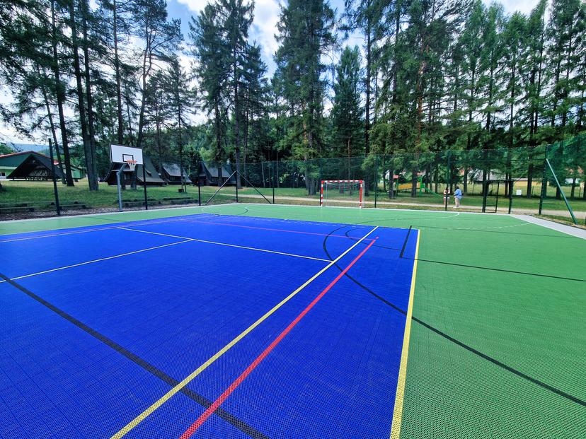 Nowoczesne boisko wielofunkcyjne z nawierzchnią syntetyczną do koszykówki i piłki ręcznej