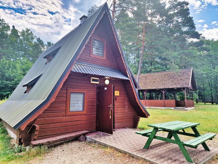 Klimatyczny drewniany domek typu A-frame z widokiem na las i zielony teren Jordanovy