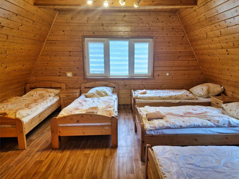 Przytulna sypialnia w drewnianym domku