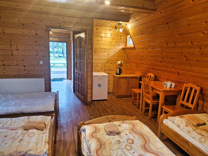 Widok domku z na aneks i wyjście