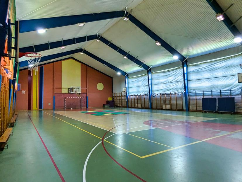 Przestronna hala sportowa z boiskiem do siatkówki, koszykówki i piłki ręcznej