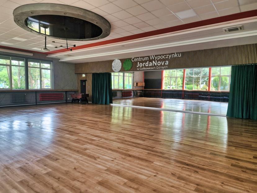 Nowoczesna sala konferencyjna z kolorowymi krzesłami i sprzętem multimedialnym